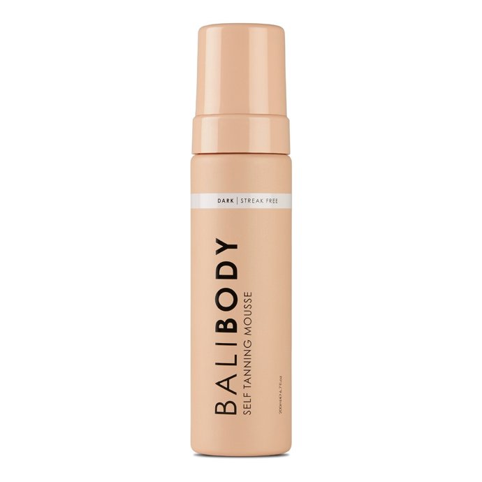 Velmi oblíbená je i pěna BALI BODY Self Tan Mousse, která kombinuje 100% přírodní DHA, heřmánek a extrakt z kávových semínek. Rychle schne, snadno se nanáší a zanechává hlubokou, rovnoměrnou zlatou barvu. Navíc je vhodná pro vegany. (780 Kč, Sephora)