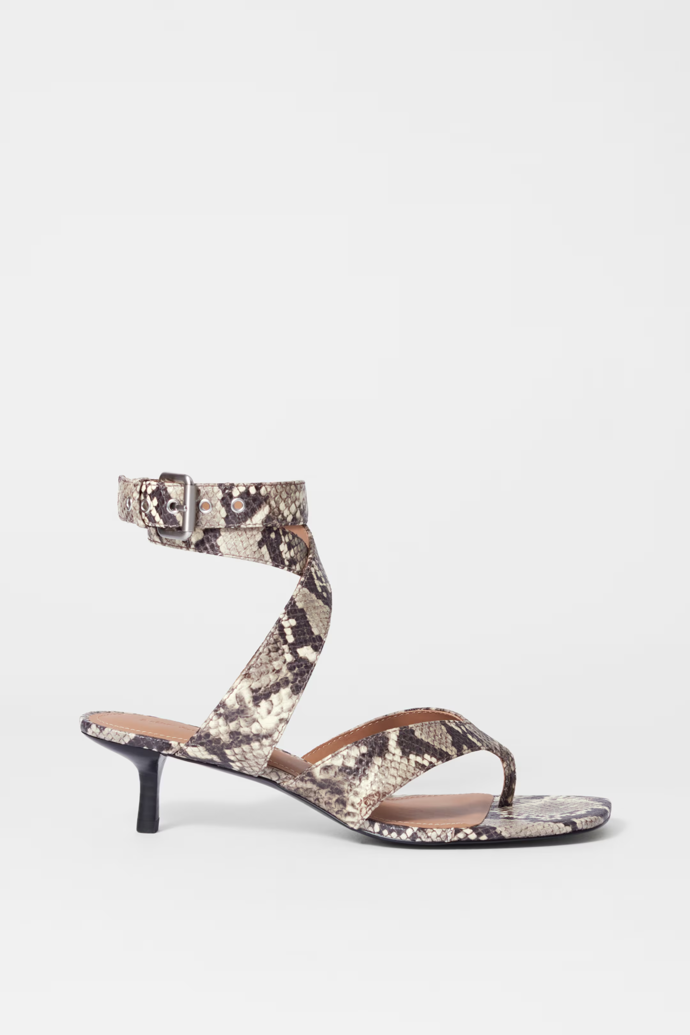 Sandály s nízkým podpatkem a žabkovým páskem, &Other Stories, H&M, 3 190 Kč