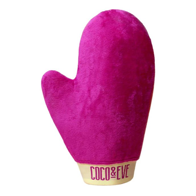 K perfektnímu samoopálení samozřejmě patří i vhodný aplikační nástroj – třeba COCO & EVE Sunny Honey Soft Velvet Tanning Mitt, sametová rukavice, která zajišťuje rovnoměrnou aplikaci bez zabarvení dlaní. (330 Kč, Sephora)