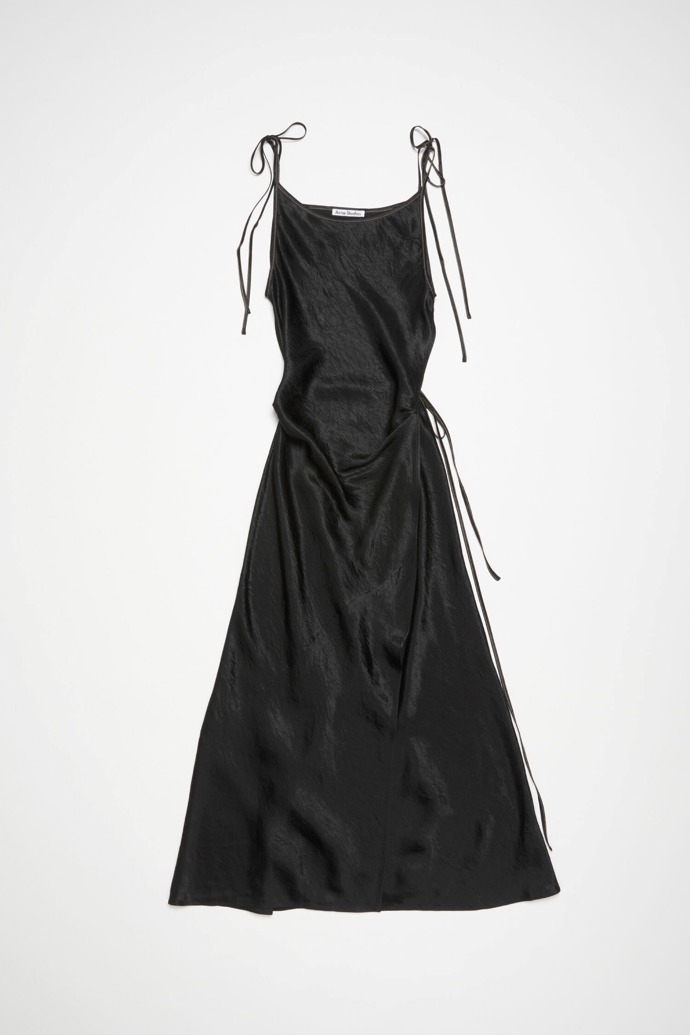  Saténové šaty, Acne Studios, 550 eur