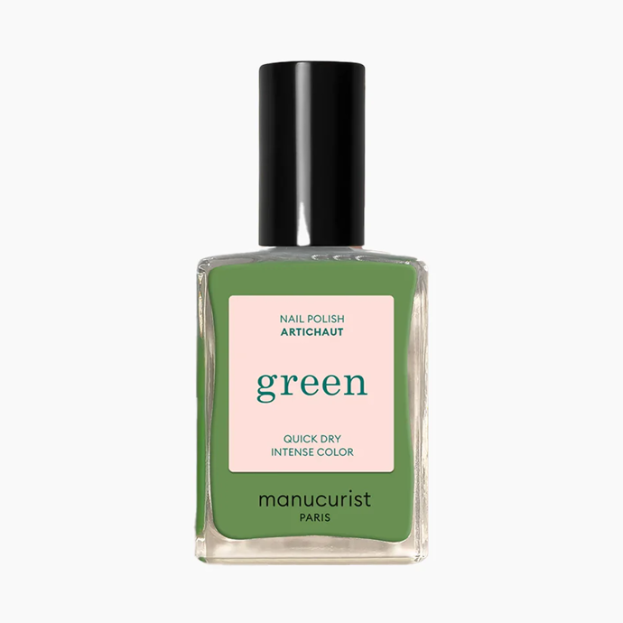 Manucurist Green Artichaut, Beloved Shop, 379 Kč  Přírodní lak na nehty obsahující cukrovou třtinu, maniok, bavlnu, brambory, kukuřici, kokosový olej a bambus. 