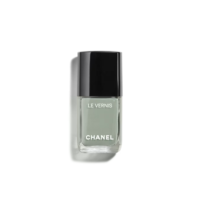 Chanel Le Vernis, 890 Kč Pro umírněnou verzi matcha nehtů zkuste odstín laku Chanel číslo 131 Cavalier Seul. Nové složení má navíc vyšší koncentrací pigmentu a je obohacené o ekoceramidy z pečující kamélie. 