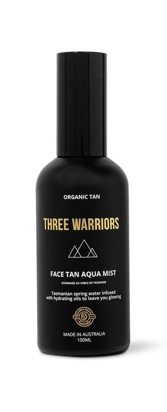 THREE WARRIORS Face Tan Water je přírodní organická mlha na pleť, která vytvoří svěží, rovnoměrné opálení do tří hodin. Je extrémně lehká, nekonmedogenní a bezpečná i během těhotenství – ideální pro ty, kteří se opalování z jakéhokoli důvodu vyhýbají. (995 Kč, Elabela.cz)