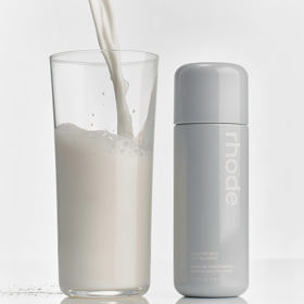 Glazing Milk je výživná lehká esence, která posiluje kožní bariéru a poskytuje okamžitou hydrataci. Tento bestseller získal několik beauty ocenění. Obsahuje ceramidy, beta-glukan, magnesium nebo třeba zinek a je cruelty-free, vegan a bez parfemace. Hailey ji používá hned na vyčištěnou pleť jako úplně první krok ve své beauty rutině. Na Rhodeskin.com stojí 32 dolarů (702 Kč). Glazing Milk je výživná lehká esence, která posiluje kožní bariéru a poskytuje okamžitou hydrataci. Tento bestseller získal několik beauty ocenění. Obsahuje ceramidy, beta-glukan, magnesium nebo třeba zinek a je cruelty-free, vegan a bez parfemace. Hailey ji používá hned na vyčištěnou pleť jako úplně první krok ve své beauty rutině. Na Rhodeskin.com stojí 32 dolarů (702 Kč).