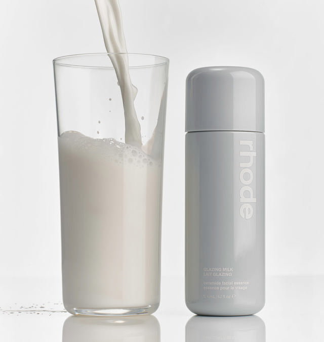 Glazing Milk je výživná lehká esence, která posiluje kožní bariéru a poskytuje okamžitou hydrataci. Tento bestseller získal několik beauty ocenění. Obsahuje ceramidy, beta-glukan, magnesium nebo třeba zinek a je cruelty-free, vegan a bez parfemace. Hailey ji používá hned na vyčištěnou pleť jako úplně první krok ve své beauty rutině. Na Rhodeskin.com stojí 32 dolarů (702 Kč). Glazing Milk je výživná lehká esence, která posiluje kožní bariéru a poskytuje okamžitou hydrataci. Tento bestseller získal několik beauty ocenění. Obsahuje ceramidy, beta-glukan, magnesium nebo třeba zinek a je cruelty-free, vegan a bez parfemace. Hailey ji používá hned na vyčištěnou pleť jako úplně první krok ve své beauty rutině. Na Rhodeskin.com stojí 32 dolarů (702 Kč).
