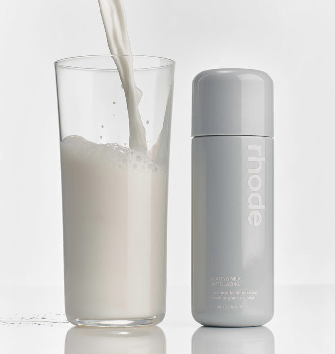 Glazing Milk je výživná lehká esence, která posiluje kožní bariéru a poskytuje okamžitou hydrataci. Tento bestseller získal několik beauty ocenění. Obsahuje ceramidy, beta-glukan, magnesium nebo třeba zinek a je cruelty-free, vegan a bez parfemace. Hailey ji používá hned na vyčištěnou pleť jako úplně první krok ve své beauty rutině. Na Rhodeskin.com stojí 32 dolarů (702 Kč). Glazing Milk je výživná lehká esence, která posiluje kožní bariéru a poskytuje okamžitou hydrataci. Tento bestseller získal několik beauty ocenění. Obsahuje ceramidy, beta-glukan, magnesium nebo třeba zinek a je cruelty-free, vegan a bez parfemace. Hailey ji používá hned na vyčištěnou pleť jako úplně první krok ve své beauty rutině. Na Rhodeskin.com stojí 32 dolarů (702 Kč).
