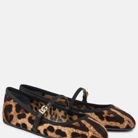 Leopardí sametové baleríny Mary Jane, Dolce&Gabbana, MyTheresa, € 795 Leopardí sametové baleríny Mary Jane, Dolce&Gabbana, MyTheresa, € 795