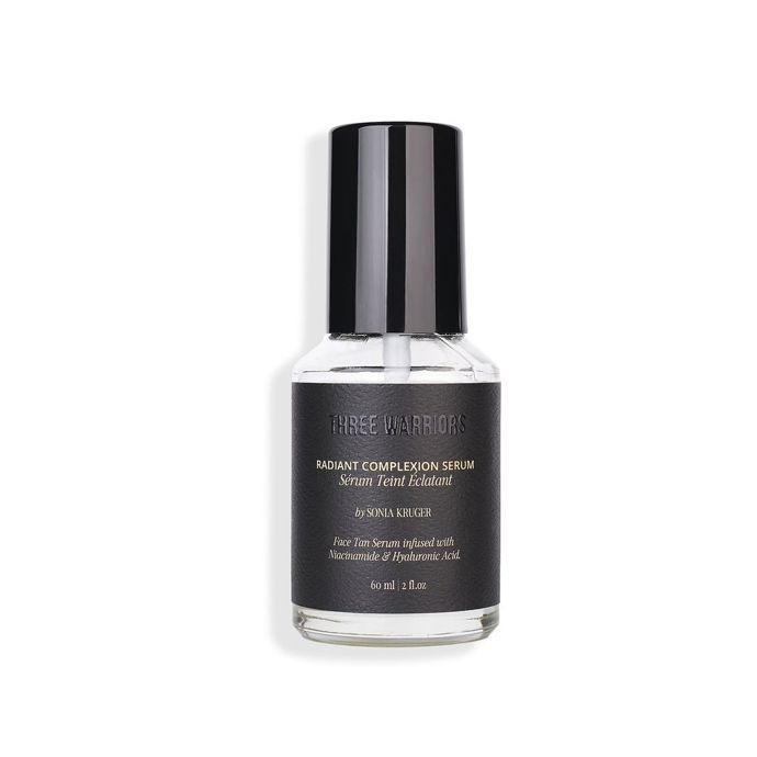 Pro intenzivnější péči zkuste THREE WARRIORS Radiant Complexion Serum – samoopalovací pleťové sérum s kyselinou hyaluronovou, mořským kolagenem a niacinamidem. Pleť hydratuje, sjednocuje tón a dodává zlatistý nádech bez potřeby make-upu. (1 995 Kč, Elabela.cz)