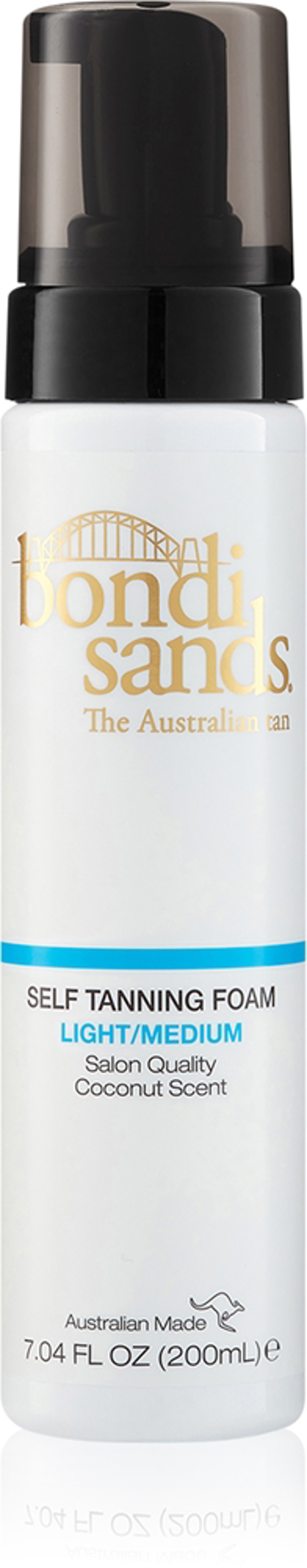 Pro světlou pleť nebo úplné začátečníky je skvělá volba Bondi Sands Self Tanning Foam Light/Medium, která krásně voní po kokosu, snadno se nanáší a výslednou intenzitu opálení lze regulovat podle délky působení. (609 Kč, Notino)