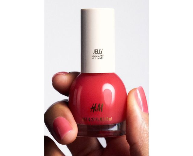 H&M lak na nehty, odstín Candy Apple Fever, 99 Kč