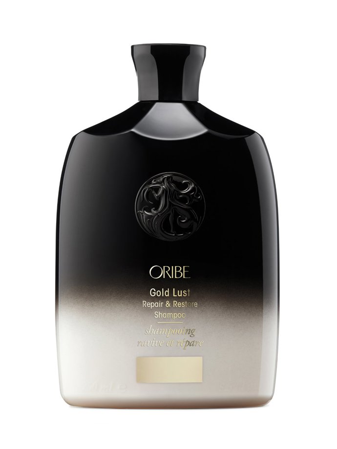 Regenerační šampon s obsahem vitaminu C a výtažky z baobabu a bambusu, který obnovuje poškozené vlasy a dodává jim lesk.Oribe, Gold Lust Repair & Restore Shampoo, Salononline.cz, 1 630 Kč