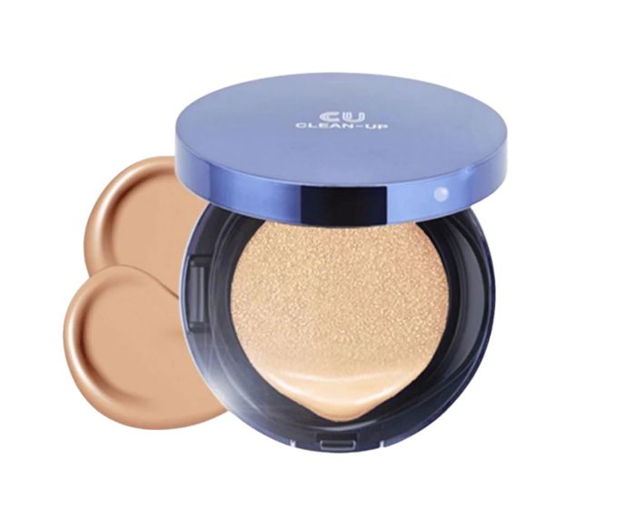 Clean-Up Skinfit Cushion SPF 50+, CU SKIN, KSisters.cz, 1 157 KčLehký cushion s UV ochranou, který sjednocuje tón pleti, hydratuje a zároveň působí jako ochranný štít proti slunci. Obsahuje niacinamid a allantoin, které pomáhají s obnovou kožní bariéry a zklidňují podráždění. Díky rozptylujícím mikročásticím získá pleť svěží, prozářený vzhled bez efektu masky.