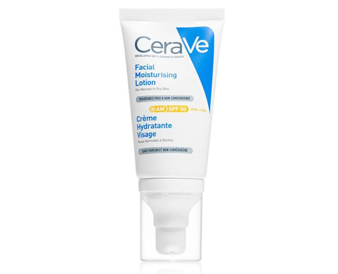 CeraVe Hydratační péče o pleť SPF 50Ideální každodenní hydratační krém s vysokou ochranou proti UV záření. Obsahuje tři typy ceramidů, niacinamid a vitamin E, které zklidňují pleť a obnovují její bariéru. Lehká textura se rychle vstřebává, nezanechává bílé stopy a chrání před vnějšími vlivy jako znečištění nebo smog. Bez parfemace, alkoholu i minerálních olejů – perfektní pro všechny typy pleti.CeraVe Hydratační péče o pleť SPF 50, Benu lékárna, 469 Kč CeraVe Hydratační péče o pleť SPF 50Ideální každodenní hydratační krém s vysokou ochranou proti UV záření. Obsahuje tři typy ceramidů, niacinamid a vitamin E, které zklidňují pleť a obnovují její bariéru. Lehká textura se rychle vstřebává, nezanechává bílé stopy a chrání před vnějšími vlivy jako znečištění nebo smog. Bez parfemace, alkoholu i minerálních olejů – perfektní pro všechny typy pleti.CeraVe Hydratační péče o pleť SPF 50, Benu lékárna, 469 Kč