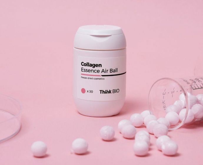Kolagenové lyofilizované perly se skvalanem, THINKBIO, PureDistrict.cz, 1 595 KčMrazem sušené kolagenové perly s kyselinou hyaluronovou a skvalanem působí jako silná dávka regenerace pro zralou a dehydratovanou pleť. Hydratují, obnovují kožní bariéru a zlepšují elasticitu pleti. Ideální pro ženy 25+, které chtějí zpomalit projevy stárnutí.