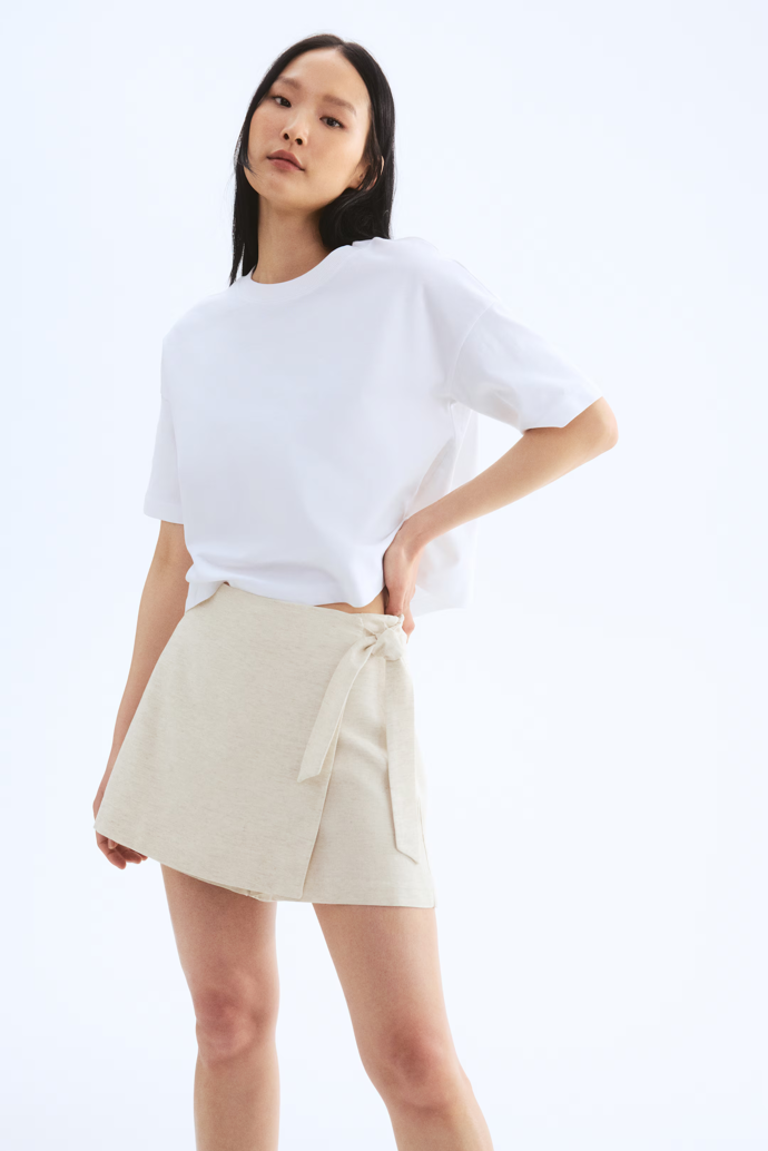 Šortková sukně z lněné směsi, H&M, 599 Kč 