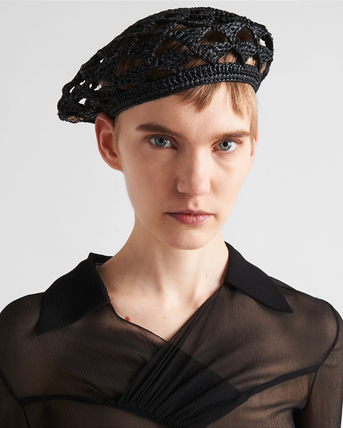 Háčkovaný baret, Prada, 19 500 Kč