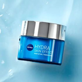 Nivea Hydra Skin EffectOsvěžující gel s kyselinou hyaluronovou pro ty, kdo chtějí lehkou, svěží a dlouhotrvající hydrataci. Nezanechává mastný film, rychle se vstřebává a má jemnou, energizující vůni. Aktivuje pleťové buňky k vlastní produkci kyseliny hyaluronové.NIVEA Osvěžující denní hydratační gel Hydra Skin Effect, Teta drogerie, 269 Kč Nivea Hydra Skin EffectOsvěžující gel s kyselinou hyaluronovou pro ty, kdo chtějí lehkou, svěží a dlouhotrvající hydrataci. Nezanechává mastný film, rychle se vstřebává a má jemnou, energizující vůni. Aktivuje pleťové buňky k vlastní produkci kyseliny hyaluronové.NIVEA Osvěžující denní hydratační gel Hydra Skin Effect, Teta drogerie, 269 Kč