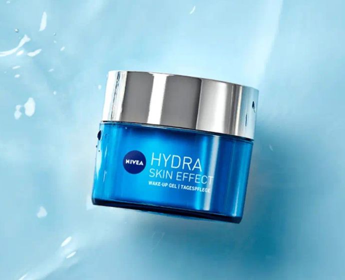 Nivea Hydra Skin EffectOsvěžující gel s kyselinou hyaluronovou pro ty, kdo chtějí lehkou, svěží a dlouhotrvající hydrataci. Nezanechává mastný film, rychle se vstřebává a má jemnou, energizující vůni. Aktivuje pleťové buňky k vlastní produkci kyseliny hyaluronové.NIVEA Osvěžující denní hydratační gel Hydra Skin Effect, Teta drogerie, 269 Kč