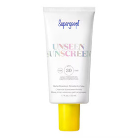 Průhledný silikonový gel bez vůně a klasického SPF pocitu. Funguje jako blur primer, vyplňuje póry, vyhlazuje texturu a zároveň chrání – ideální pro ty, kdo chtějí maximální pohodlí bez kompromisů.Unseen Sunscreen SPF 40, Supergoop!, Sephora, 1050 Kč