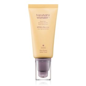 Black Rice Moisture Airyfit Sunscreen SPF 50+, Haruharu Wonder, Notino, 531 KčMinerální opalovací krém s výtažkem z černé rýže a ceramidy poskytuje šetrnou, ale účinnou ochranu před UVA a UVB zářením. Vyživuje, posiluje kožní bariéru a působí preventivně proti stárnutí. Jeho jemná textura se snadno roztírá a nezanechává bílé stopy. Black Rice Moisture Airyfit Sunscreen SPF 50+, Haruharu Wonder, Notino, 531 KčMinerální opalovací krém s výtažkem z černé rýže a ceramidy poskytuje šetrnou, ale účinnou ochranu před UVA a UVB zářením. Vyživuje, posiluje kožní bariéru a působí preventivně proti stárnutí. Jeho jemná textura se snadno roztírá a nezanechává bílé stopy.
