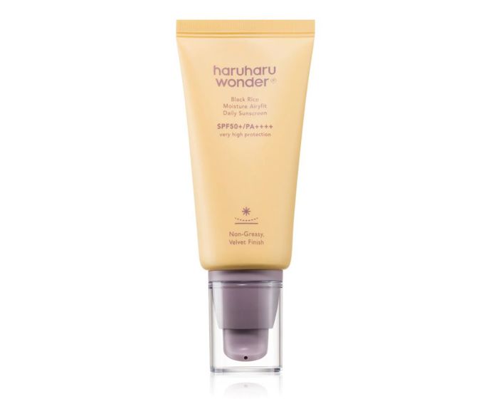 Black Rice Moisture Airyfit Sunscreen SPF 50+, Haruharu Wonder, Notino, 531 KčMinerální opalovací krém s výtažkem z černé rýže a ceramidy poskytuje šetrnou, ale účinnou ochranu před UVA a UVB zářením. Vyživuje, posiluje kožní bariéru a působí preventivně proti stárnutí. Jeho jemná textura se snadno roztírá a nezanechává bílé stopy. Black Rice Moisture Airyfit Sunscreen SPF 50+, Haruharu Wonder, Notino, 531 KčMinerální opalovací krém s výtažkem z černé rýže a ceramidy poskytuje šetrnou, ale účinnou ochranu před UVA a UVB zářením. Vyživuje, posiluje kožní bariéru a působí preventivně proti stárnutí. Jeho jemná textura se snadno roztírá a nezanechává bílé stopy.