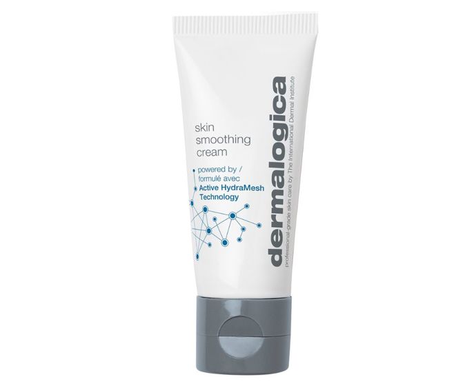 Dermalogica Skin Smoothing CreamIntenzivní 48hodinová hydratace díky technologii Hydramesh Active™, která zamezuje ztrátě vody a chrání pleť před negativními vlivy prostředí. Příjemná textura, skvělý podklad pod make-up a antioxidační účinky z něj dělají bestseller mezi denními krémy.Dermalogica Skin Smoothing Cream, Sephora, 490 Kč