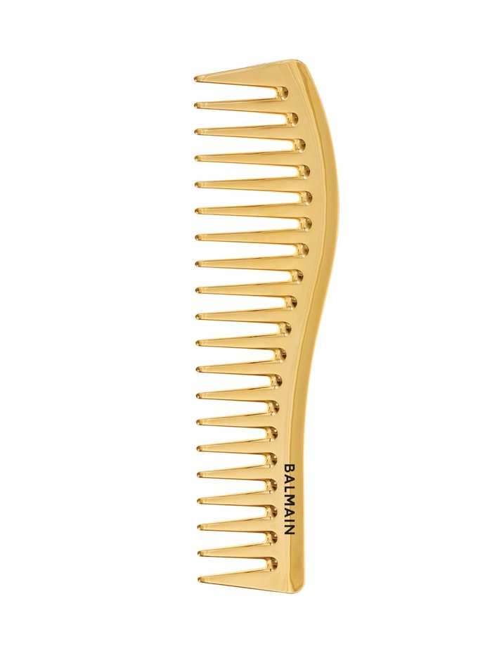 Golden Styling Comb, Balmain Hair, salononline.cz, 1500 KčProfesionální stylingový hřeben pozlacený 14karátovým zlatem působí jako luxusní doplněk každé beauty rutiny. Díky širokým zubům je ideální pro rozčesávání i úpravu vlasů bez lámání. Skvěle se hodí i pro kudrnaté a vlnité vlasy.
