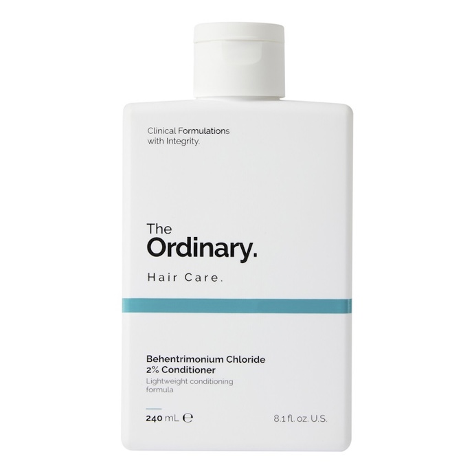 Minimalistický kondicionér bez vůně s 2 % behentrimonium chloridu. Zjemňuje a uhlazuje vlasy bez zatížení.Behentrimonium Chloride 2% Conditioner, THE ORDINARY, Sephora, 240 Kč