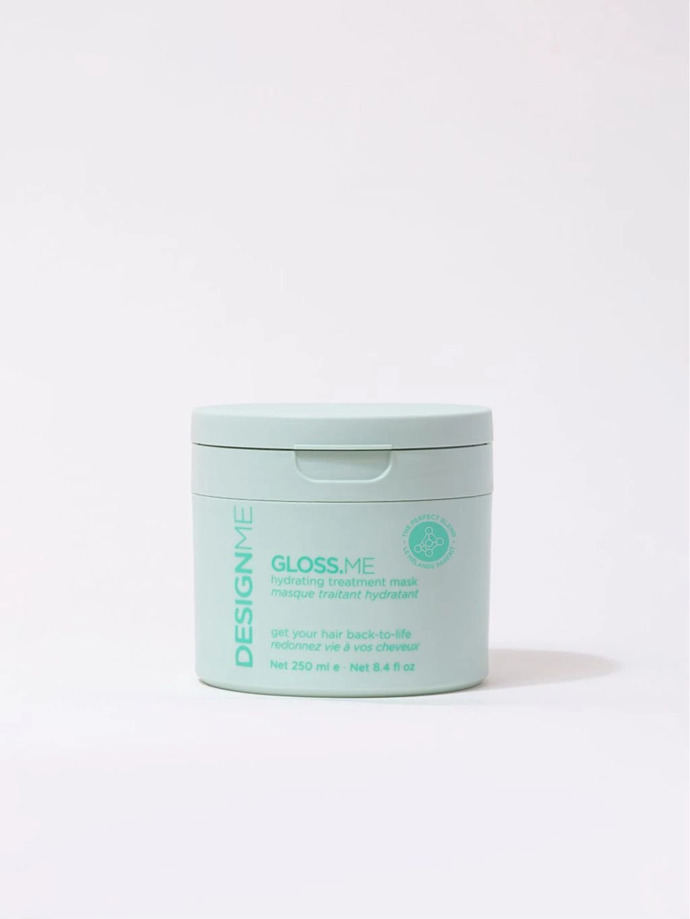 GLOSS.ME Hydrating Treatment Mask, Design.ME, designmehair.cz, 760 KčVyživující maska s jojobovým olejem, aloe a bílkovinami obnovuje vlhkost suchých a chemicky poškozených vlasů. Vlasy zanechá hladké, pružné a zářivě lesklé. Vhodná i pro oslabené nebo vlasy bez života.