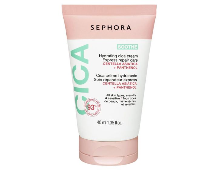 Sephora Collection Hydrating Cica CreamZklidňující regenerační krém s pantenolem, zinkem a pupečníkem asijským, ideální pro citlivou pleť, ale i jako pomocník po laseru nebo tetování. Hydratuje, regeneruje a čistí pokožku a jeho vysoce snášenlivé složení ho předurčuje k použití na obličej, tělo i rty. Navíc má 93 % přírodního složení.Hydrating Cica Cream Express Repair Care, Sephora, 349 Kč