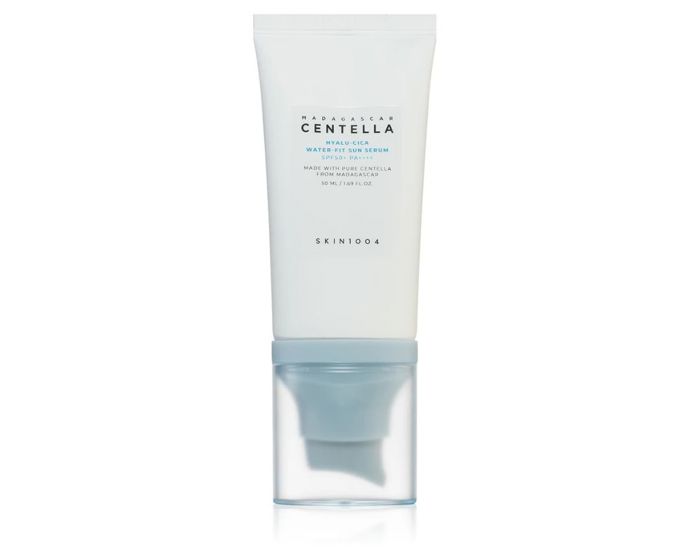 Madagascar Centella Hyalu-Cica Water-Fit Sun Serum SPF 50+, SKIN1004, Kosco.cz, 419 KčUltralehké SPF sérum s pupečníkem asijským a niacinamidem chrání před UV zářením a zároveň hydratuje, zklidňuje a sjednocuje tón pleti. Nezanechává bílý film ani mastný finiš, což ho činí ideálním na každý den. Perfektní volba pro všechny typy pleti včetně citlivé a problematické.