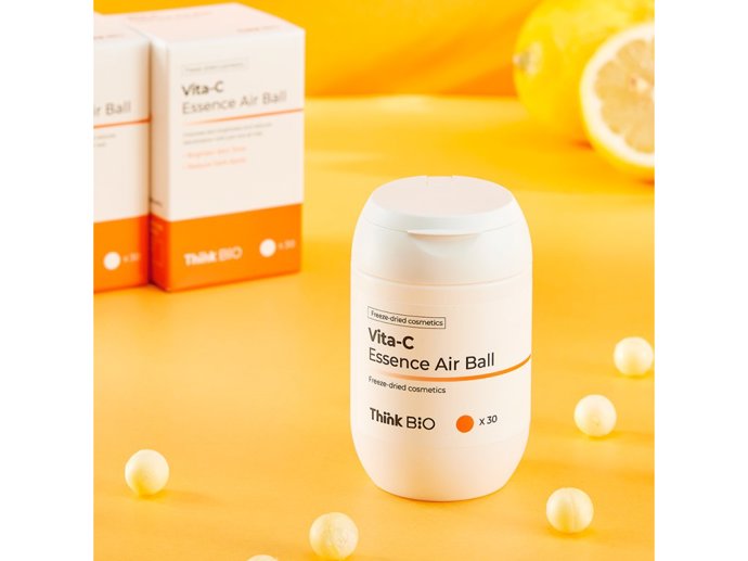 Superkoncentrované perly s vitamínem C rozjasní pleť jako nic jiného. Stabilní forma, vysoká účinnost a snadné použití. Večer jedna kapsle = ranní glow.Lyofilizované perly s vitamínem C, THINKBIO, Pure District, 1 595 Kč