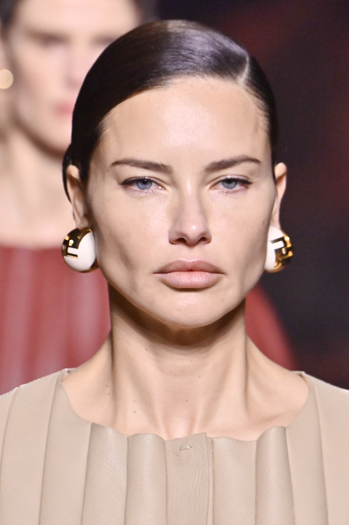  Adriana Lima po buccal fat removal