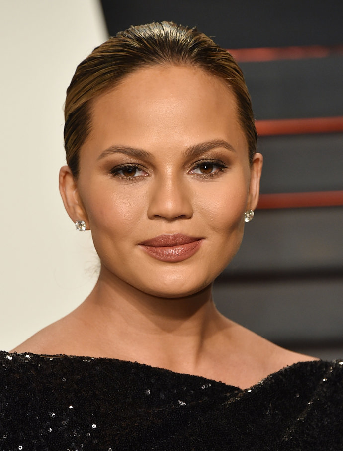  Chrissy Teigen před buccal fat removal