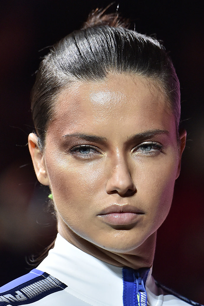  Adriana Lima před buccal fat removal