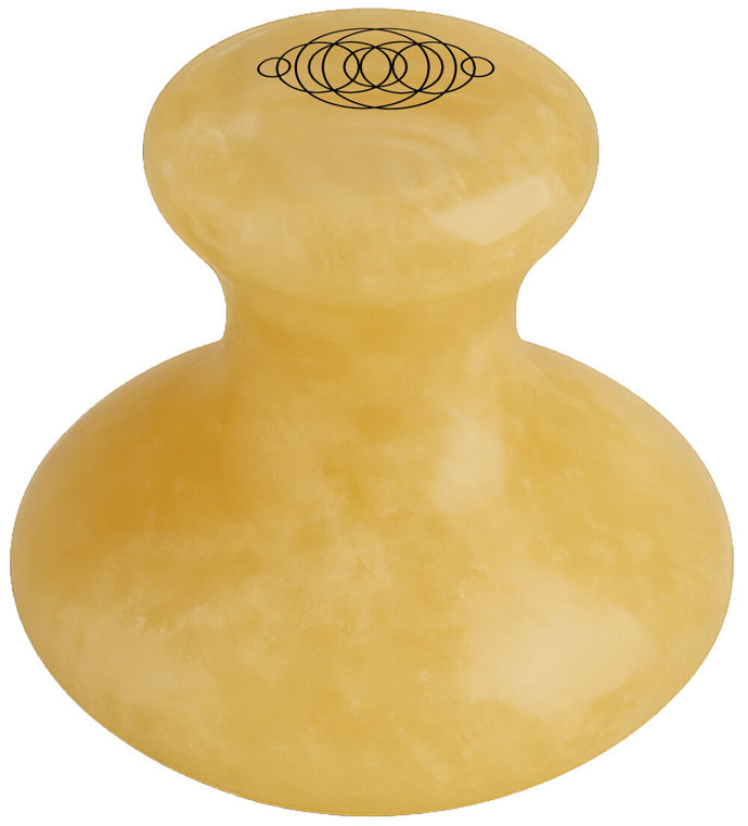 Masážní gua sha z chladivého topazu zpevňuje kontury a projasňuje pleť. Skvělá pro ranní detox i večerní relax. Minimalistická péče na maximum.IRAYE Face & Eye Gua Sha, Ingredients store, 1 050 Kč