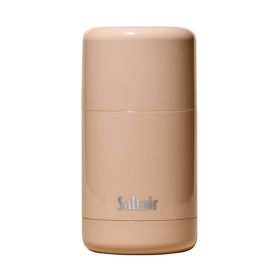 Vůně, která připomíná sluncem políbenou pokožku, květy jasmínu a sametové santalové dřevo. Tento skincare deodorant od Saltair v sobě spojuje jemnost parfému s účinností péče – obsahuje zinek, kyselinu salicylovou a oleje, které chrání pokožku a zároveň udrží svěžest po celý den. Vhodný pro citlivou pleť, s efektem hladké pokožky a dlouhotrvající vůní.Santal Bloom Skincare Deodorant, Saltair, Saltair.com, 350 Kč