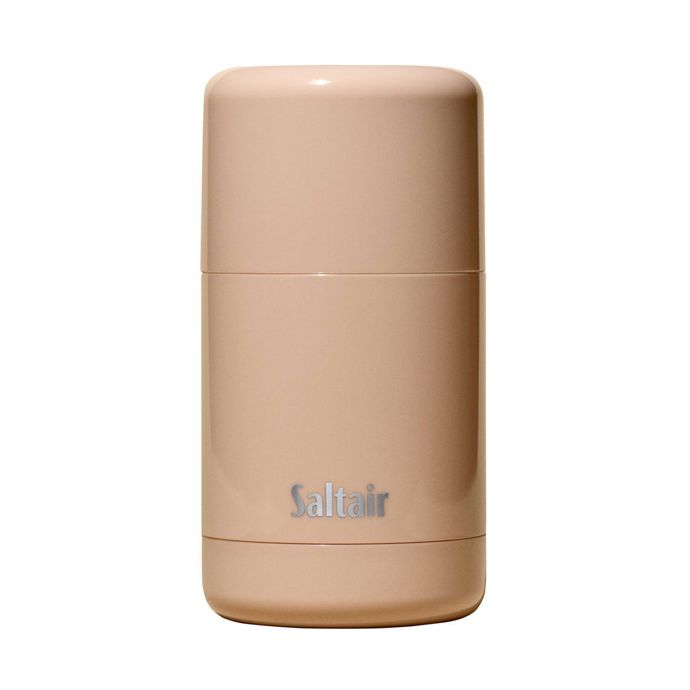 Vůně, která připomíná sluncem políbenou pokožku, květy jasmínu a sametové santalové dřevo. Tento skincare deodorant od Saltair v sobě spojuje jemnost parfému s účinností péče – obsahuje zinek, kyselinu salicylovou a oleje, které chrání pokožku a zároveň udrží svěžest po celý den. Vhodný pro citlivou pleť, s efektem hladké pokožky a dlouhotrvající vůní.Santal Bloom Skincare Deodorant, Saltair, Saltair.com, 350 Kč Vůně, která připomíná sluncem políbenou pokožku, květy jasmínu a sametové santalové dřevo. Tento skincare deodorant od Saltair v sobě spojuje jemnost parfému s účinností péče – obsahuje zinek, kyselinu salicylovou a oleje, které chrání pokožku a zároveň udrží svěžest po celý den. Vhodný pro citlivou pleť, s efektem hladké pokožky a dlouhotrvající vůní.Santal Bloom Skincare Deodorant, Saltair, Saltair.com, 350 Kč