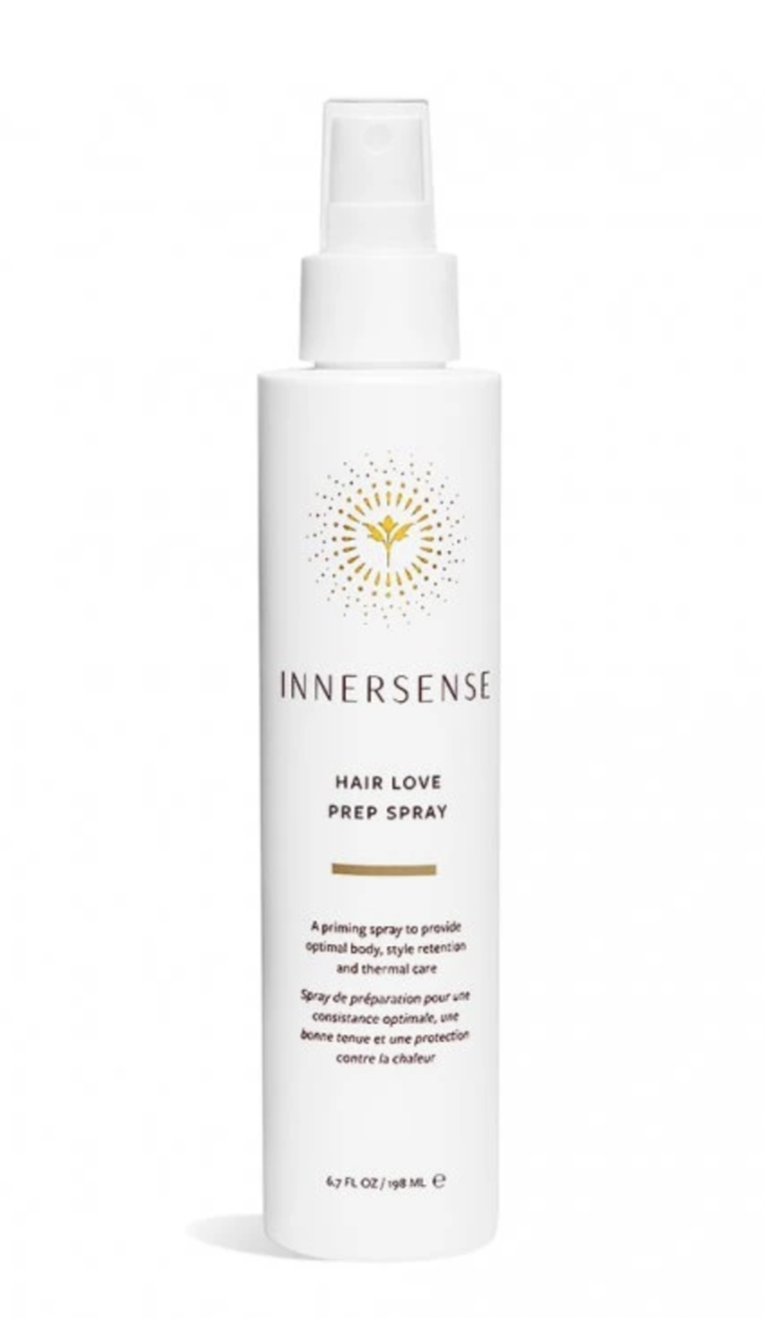 Stylingový sprej pro tepelnou ochranu, objem a lesk. Obsahuje baobab, anděliku a rýžový protein pro výživu a ochranu vlasů i pokožky.Hair Love Prep Spray, INNERSENSE, Líčírna, 780 Kč