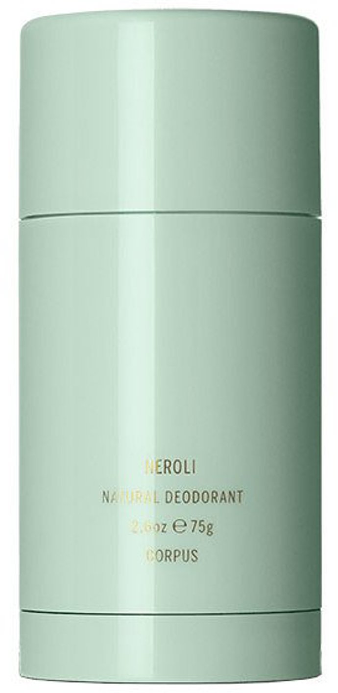 Tuhý deodorant Neroli od Beloved nabízí svěží a sofistikovanou vůni bílé květiny pomerančovníku s jemným podtónem bergamotu a ambrette semínek. Vůně je jemně sladká, ale stále čistá – ideální na letní dny, kdy chcete být voňaví, ale ne vtíraví. Díky rostlinným výtažkům a přírodnímu složení bez hliníku či parabénů je vhodný i pro tu nejcitlivější pokožku. Textura je hladká, snadno se nanáší a dlouhodobě chrání bez zanechávání skvrn na oblečení.Deodorant Stick Neroli, Corpus, Belovedshop.cz, 690 Kč Tuhý deodorant Neroli od Beloved nabízí svěží a sofistikovanou vůni bílé květiny pomerančovníku s jemným podtónem bergamotu a ambrette semínek. Vůně je jemně sladká, ale stále čistá – ideální na letní dny, kdy chcete být voňaví, ale ne vtíraví. Díky rostlinným výtažkům a přírodnímu složení bez hliníku či parabénů je vhodný i pro tu nejcitlivější pokožku. Textura je hladká, snadno se nanáší a dlouhodobě chrání bez zanechávání skvrn na oblečení.Deodorant Stick Neroli, Corpus, Belovedshop.cz, 690 Kč