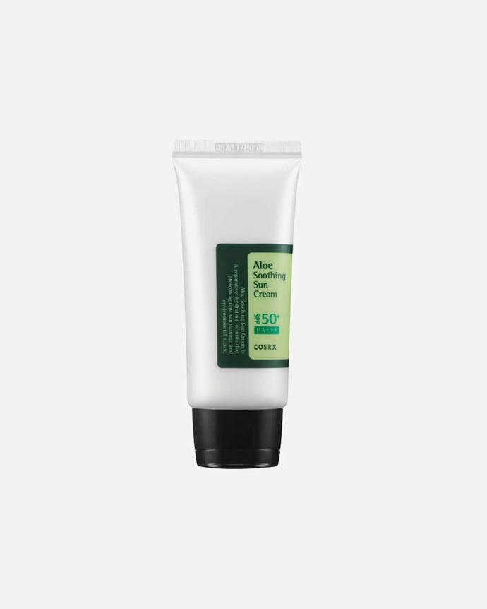 Korejský krém s aloe vera a pantenolem zklidňuje podráždění a dodává jemnou hydrataci. Neucpává póry a díky sametové textuře působí na pleti naprosto přirozeně – skvělý i při používání retinoidů.Aloe Soothing Sun Cream SPF 50+ PA+++, COSRX, Douglas, 470 Kč