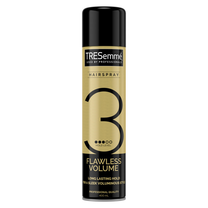 Flawless Volume Hair Spray, TRESemmé, 229,90 KčLak, který dodá účesu objem a zároveň zachová přirozený lesk i pružnost. Vlasy nezatěžuje a udrží tvar po celý den. Ideální pro každodenní styling i větší příležitosti.