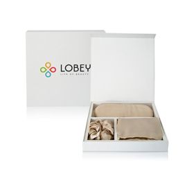 Prémiový set z přírodního morušového hedvábí, který pečuje o pleť i vlasy během spánku. Obsahuje hedvábný povlak na polštář, gumičku a škrabošku – ideální pro ty, kdo touží po luxusu i funkčnosti.Spací set, LOBEY, 2800 Kč Prémiový set z přírodního morušového hedvábí, který pečuje o pleť i vlasy během spánku. Obsahuje hedvábný povlak na polštář, gumičku a škrabošku – ideální pro ty, kdo touží po luxusu i funkčnosti.Spací set, LOBEY, 2800 Kč