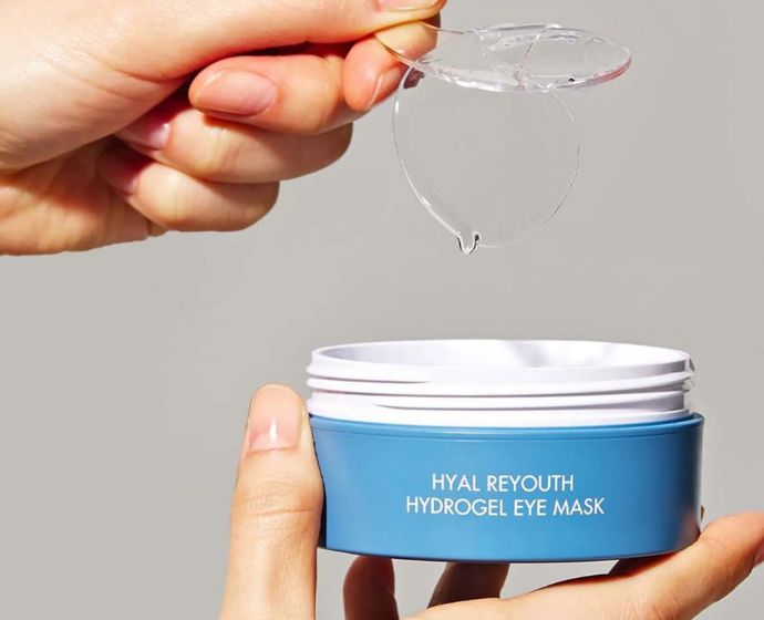 Hydrogelové náplasti s komplexem kyseliny hyaluronové a panthenolem pro hydrataci a posílení kožní bariéry. Zklidňují, osvěžují a zanechávají pleť vypnutou a jemnou. Ideální jako večerní relax po dlouhém dni.Hyal Reyouth Hydrogel Eye Mask, Dr. Ceuracle, Ksisters, 615 Kč