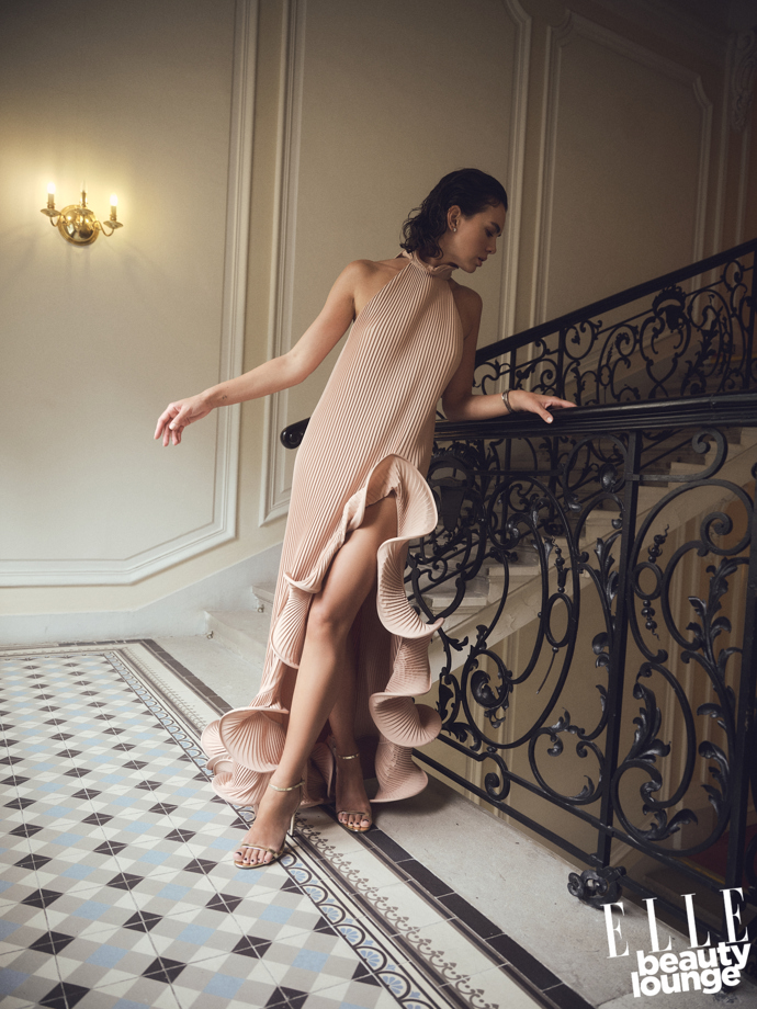 Maria DušičkaKreativní produkce: Nicole Kudělková @nicolekudelkovaMake-Up: @ivanatokyVlasy: @wellaczsk @petr_novak_wellaFashion Director & Styling: @mariakohutikAsistent stylingu: Danil Pryima @danilpryima & Siuzanna Yunusova @sgayechkaŠaty: @jamemmeBoty: @jimmychooRetuš: Štěpán Molitor @stepan.molitorLokace: @grandhotelpupp