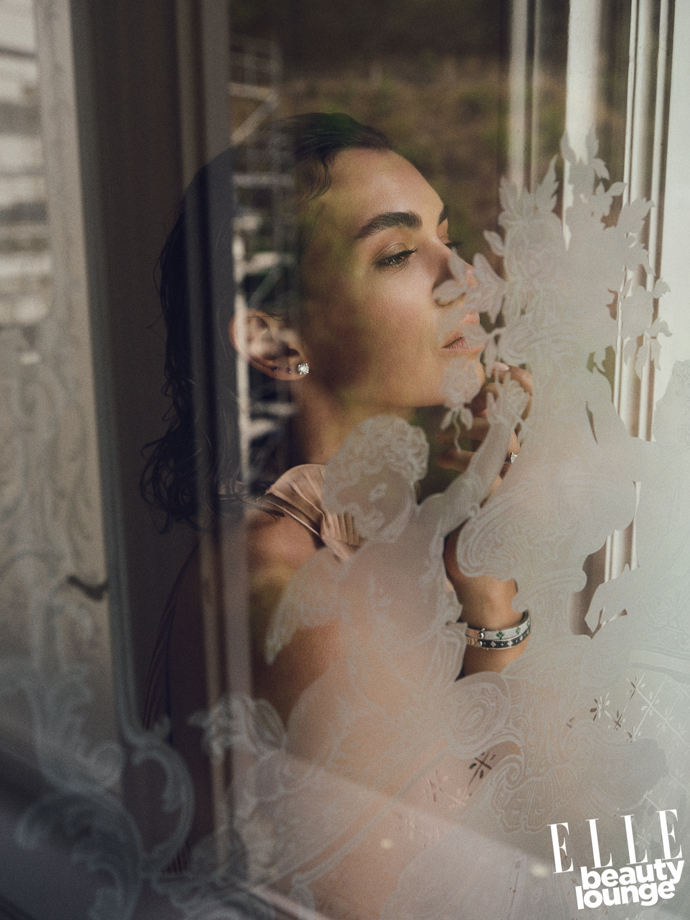 Maria DušičkaKreativní produkce: Nicole Kudělková @nicolekudelkovaMake-Up: @ivanatokyVlasy: @wellaczsk @petr_novak_wellaFashion Director & Styling: @mariakohutikAsistent stylingu: Danil Pryima @danilpryima & Siuzanna Yunusova @sgayechkaŠaty: @jamemmeBoty: @jimmychooRetuš: Štěpán Molitor @stepan.molitorLokace: @grandhotelpupp