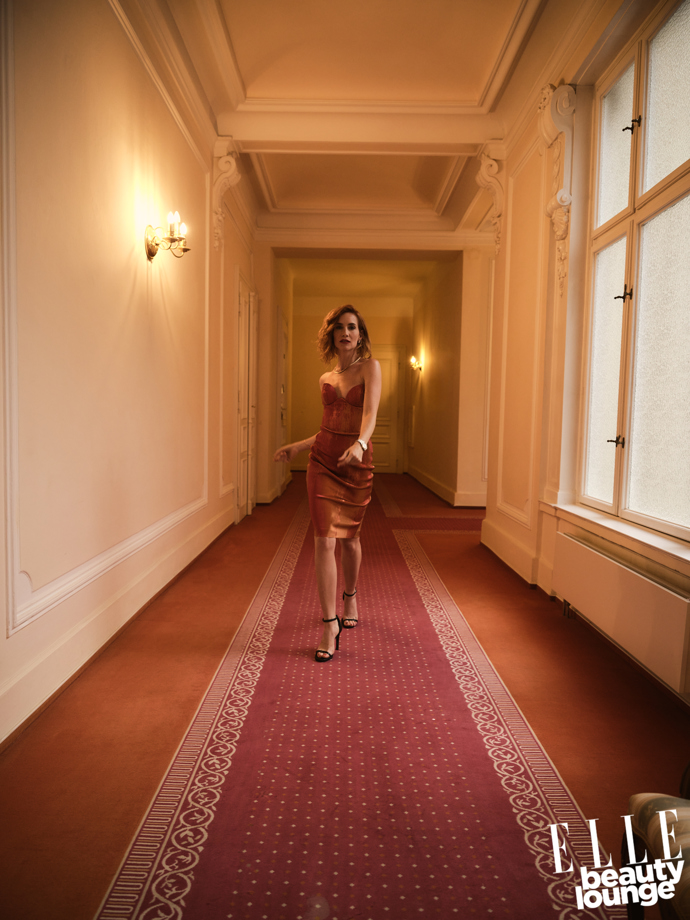 Hana VagnerováMake-Up: @ivanatokyVlasy: @wellaczskŠaty: @zuzanakubickovaŠperky: VlastníFashion Director & Styling: @mariakohutikAsistent stylingu: Danil Pryima @danilpryima & Siuzanna Yunusova @sgayechkaRetuš: Štěpán Molitor @stepan.molitorLokace: @grandhotelpupp