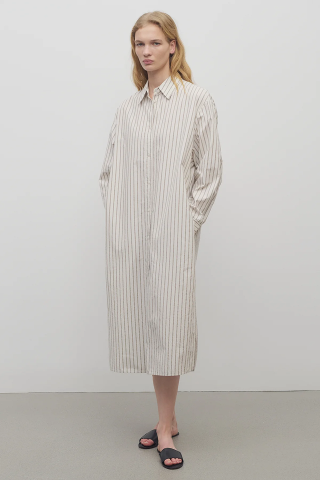 Bavlněné šaty, The Row, €1 890 Bavlněné šaty, The Row, €1 890