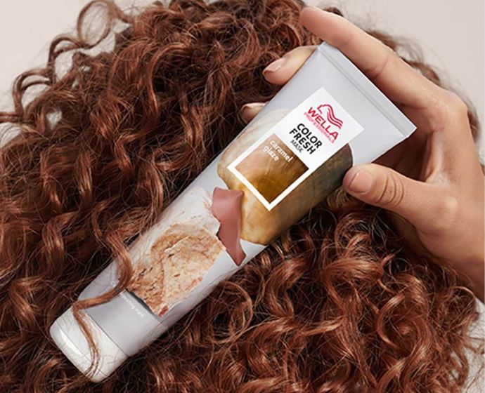 Hydratační maska s jemným karamelovým pigmentem, která rozjasní blond vlasy nebo karamelové melíry. Veganské složení s avokádovým olejem vlasy vyživuje a zanechá je jemné a hebké.Color Fresh Mask Caramel Glaze, Wella Professionals, sephora.cz, 510 Kč