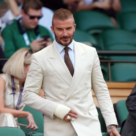  David BeckhamDavid Beckham si Wimbledon nenechá ujít. Letos dorazil v perfektně padnoucím krémovém obleku Hugo Boss, se kterým mu ladil i obvaz na pravé ruce. Do obleku zvolil bílou košili a kravatu v barvě mléčné čokolády. 